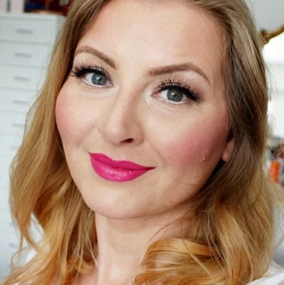 kosmetik- und shoppingbegeistert, ernstzunehmende Schwäche für Lidschattenpaletten - aber sonst geht's mir gut!