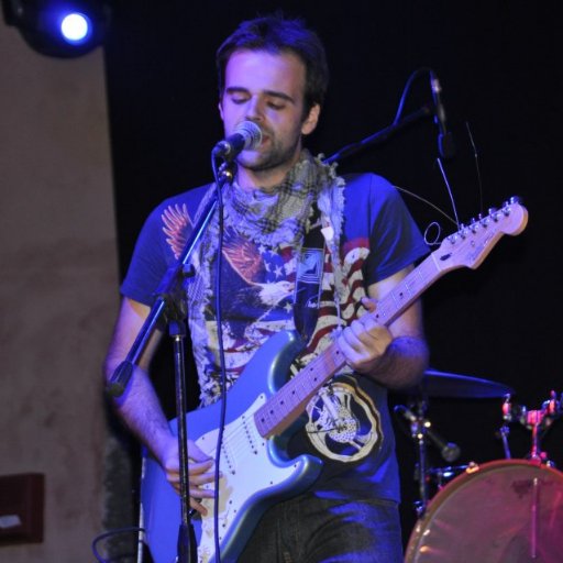 Seo specialist e web designer, a tratti musicista e molto rugbista.