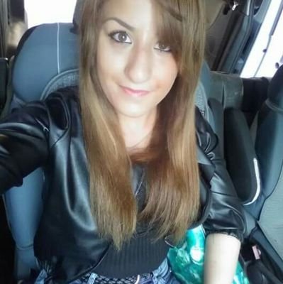 Sono una ragazza semplice mi piace divertirmi appunto nella semplicità 🎼 amo la musica mi piace scrivere..studio moda e miro a diventare una costumista 🎩