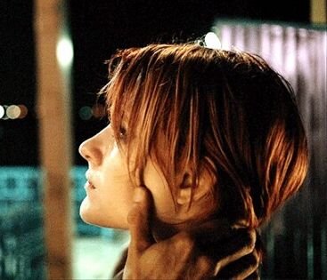 _voicello's profile picture. 달이 거쳐가는 곳. 닿지 않아도 닿고 싶은 그의 말들이 차마 통과하지 못하고 고이는 곳. 그에게 빌려주는, 나의 허약한 온기.