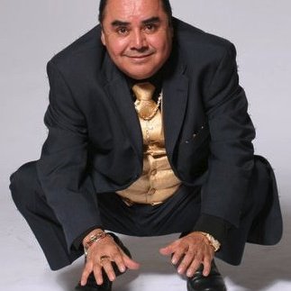 Juanito el masajista sale