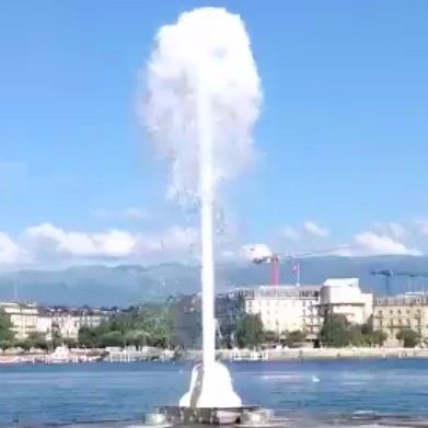 #LeJetdEau est l'attraction la plus photographiée de #Genève 🇨🇭 - The #Jetdeau ⛲️ is #Geneva's most iconic #landmark. ➡️https://t.co/jiA1nVUTmL @Luefkens