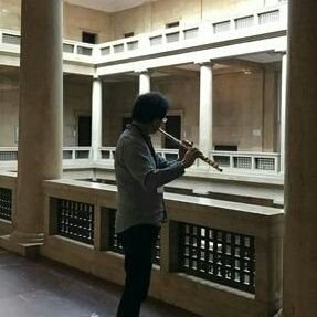 指揮者、フルート奏者。名古屋フィルハーモニー交響楽団(1989〜2000)、東京都交響楽団(2000〜21)、東京音楽大学指揮研修生(2021〜23)。ドルチェ・ミュージック・アカデミー講師。