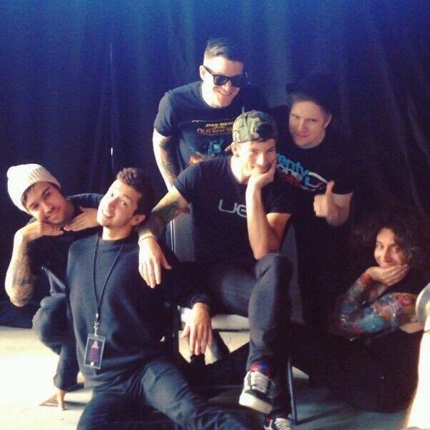 a_melodramatica's profile picture. FOB 🖤💜🖤 and TØP 💛🖤💛 /