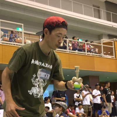 とにぃといいます。長崎けん玉の和、Kendama team 鍋島、佐世保けん玉クラブ講師、日本けん玉協会長崎県支部副支部長、けん玉道五段、公認1級指導員、日本紙けん玉協会長崎県支部支部長、紙けん玉1級、メインはけん玉で時々サックスします。