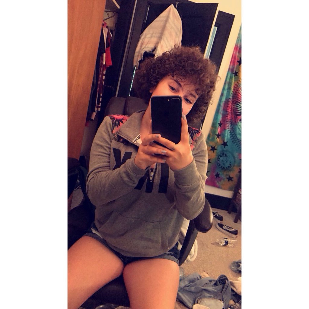 Wmhs'19🤙🏽 Sophomore 💋 single🥀Dancing👣 Photography 📷 Choir🎼