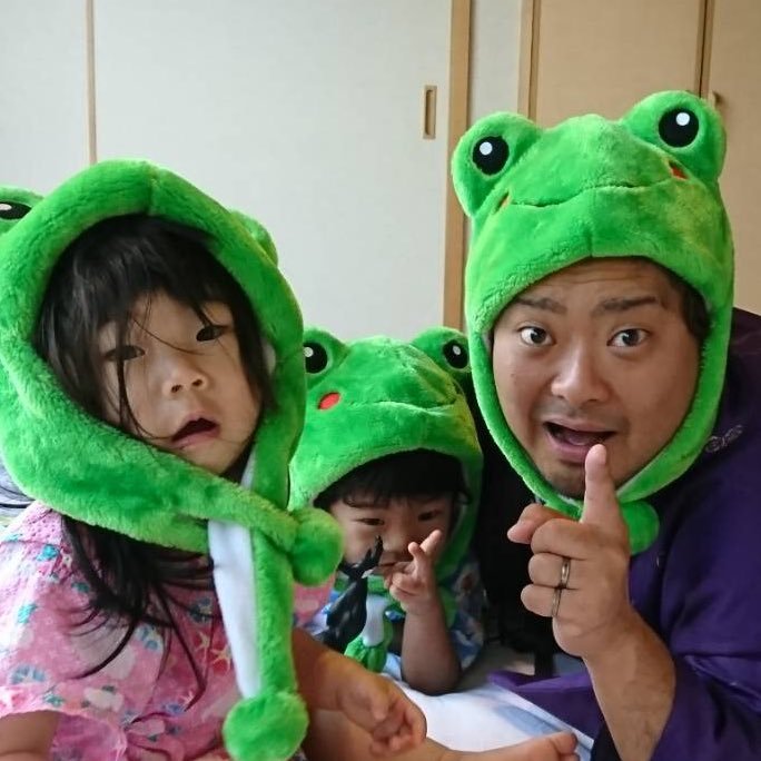 動画編集クリエイターの❤️ かえるのコはカエルCH🐸かえるパパでーす。色々おもろい事、楽しい事たくさんしてむぁ〜す！Twitter &Instagramもよろしく！！❤️じゃくCはフォローしむぁー❤️ お仕事の依頼はDMで→https://t.co/160FpI9hni