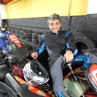 Piloto de Kart, Campeão Estadual 15 e Campeão Carioca/Serrano 16. Jornalista de araque. Escritor de um futuro Best-Seller. Tijucano auto-exilado em Vila Isabel.