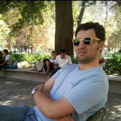 Tuve un sueño, pero no quiero hablar sobre eso. Si y ademas licenciado en matematica educando a los ingenieros del mañana. Casado con el amor de mi vida