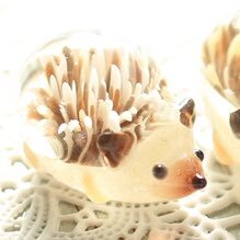 そこから物語が生まれてくる様な作品づくりを目指して硬質ガラスで置物やアクセサリー、雑貨など作ってます🌿https://t.co/86o147oXHt