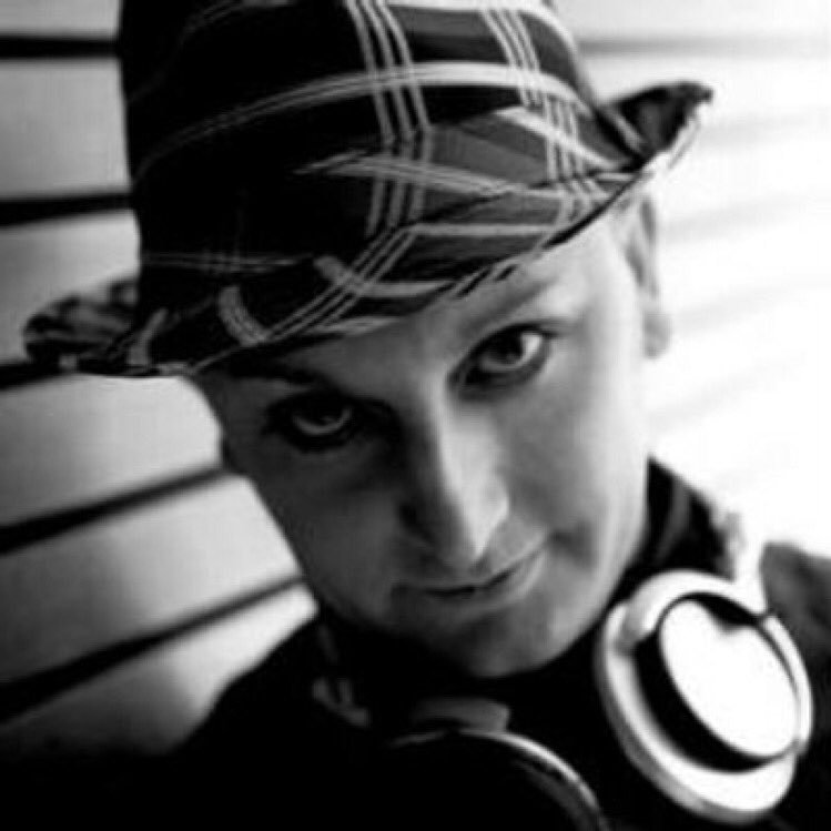 markhol's profile picture. DJing for over 30 years 💙🤍💛