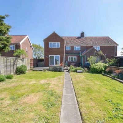 Substantial family house with flexible 4/5 bedroom, 4 reception room accommodation standing in good size gardens with countryside views. No onward chain.