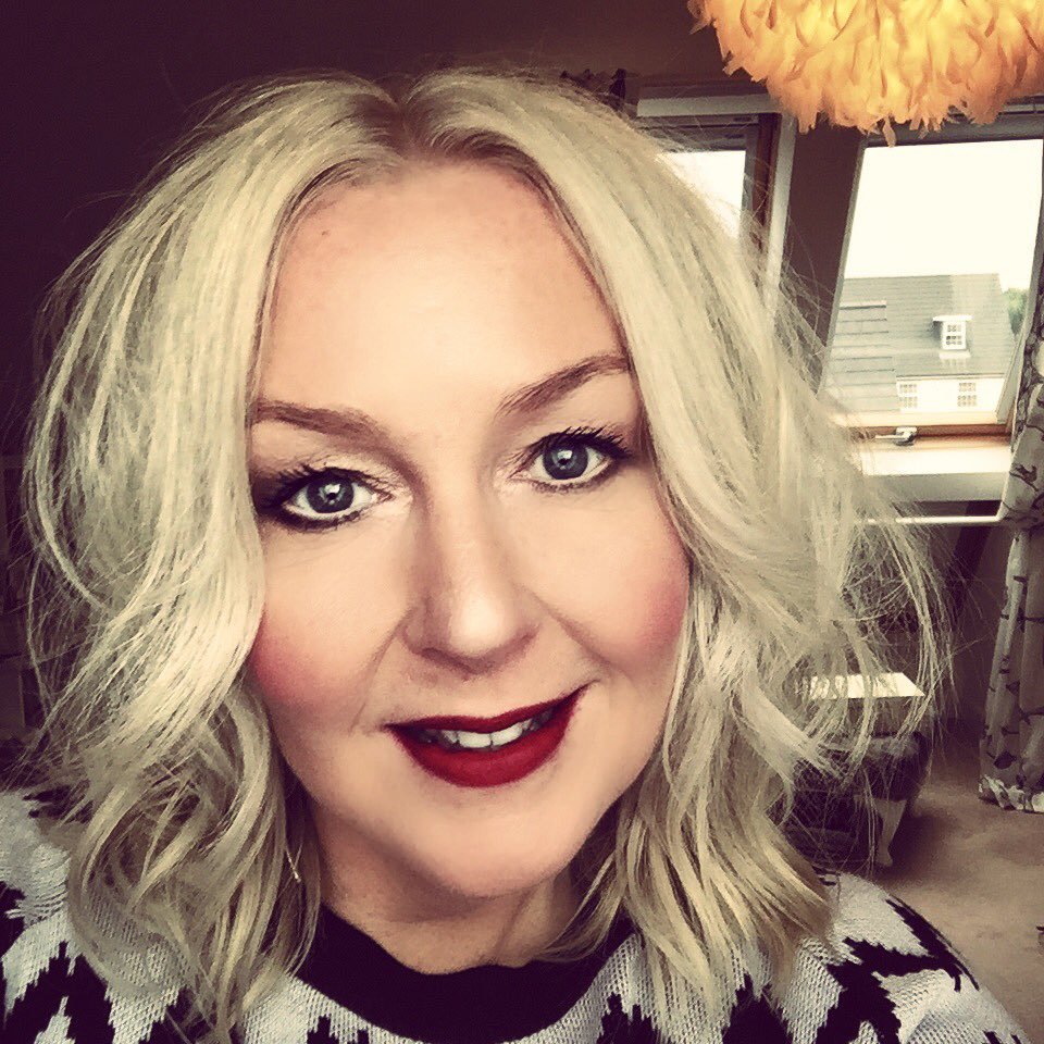 Educationalist, Actress, Fashion Addict, Mam to Jules the Fox and Keegan the Chow and Wifey to Mr H