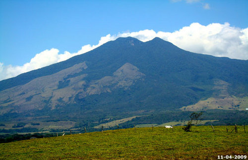 Un volcán tranquilo y con muchos años de trabajo en su historia. Ubicado entre Majestuosas praderas y con escencia de nunca morir.