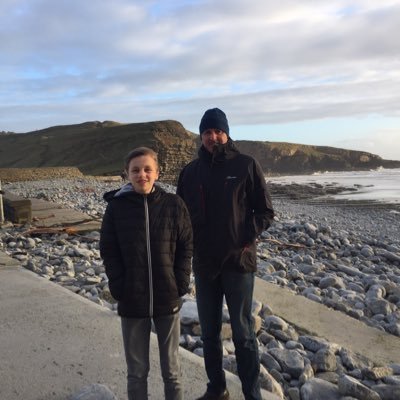 Cymro. Cyfarwyddwr YesCymru a Menter Bro Ogwr. Retired MetPol Ealing & DPG. 16 yrs raising family in Alsemberg, Belgium now retired, home in Cymru. SlavaUkraini