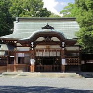 歴史ある町、大高。 氷上姉子神社にて毎年大晦日から正月にかけて新たに本厄(42歳)を迎える男性が厄祓いの為「ふるまい酒」を行なっております。 参拝者にお酒をふるまいながら、お酒とともに「厄を受け取っていただく」伝統行事です。このTwitterは本厄を迎える厄祓い参加者の活動記録です。