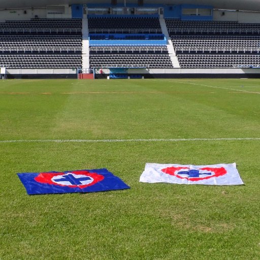 Ahí vamos, siempre zafando la agonía de este mundo que nos tira para atrás. En la tribuna nunca hay suplentes. #PorSiempreAzulado