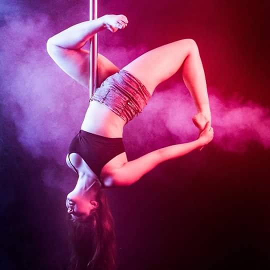 Étudiante en Économie.
Passionnée de Pole Dance et de musique