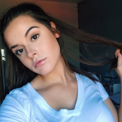 Ekstremal bikini kiygan shahvoniy qiz videoga tushmoqda.