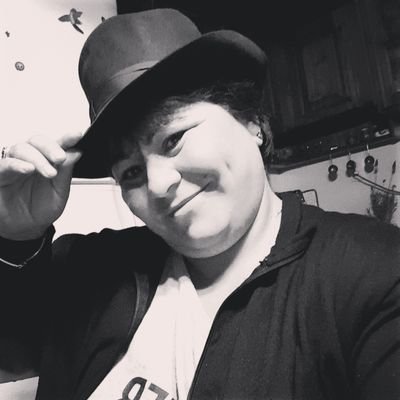 Se me hace difícil poder arrancarte del alma,
septiembre fue duro pero nada mas llovisnaba,
pero ya es octubre hoy y un rayo ya partió mi pecho,