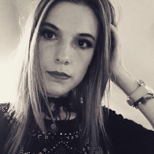 i'm a llustrator,violinist and blogger i enjoy funny things and random vintage finds