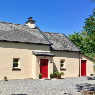 Idyllic 19th century Irish cottage with modern facilities. Your 'Home from Home' in the heart of #Ireland, sleeps 6. To book: https://t.co/7LnIA5xkM8