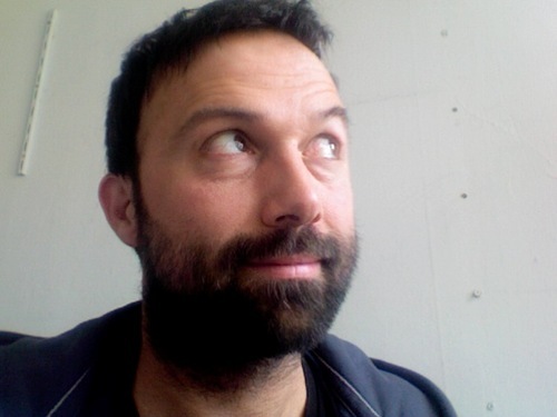 Producteur indépendant, distributeur, entrepreneur, curieux, amateur d'émotions fortes, chercheur de pépites, un peu geek à ses heures...