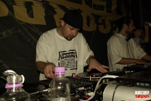 born in 82 with the great purpose to skratch the world!
