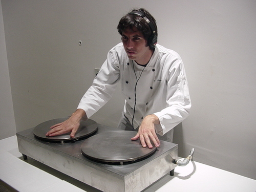 Professor de gastronomia, formado em Águas de São Pedro-SP e pós graduado pela UnB. Dj de rock´n roll nas horas vagas. Rubro-negro de coração.