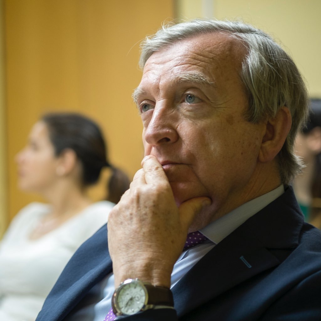 Médico. Defensor del conocimiento y su difusión.