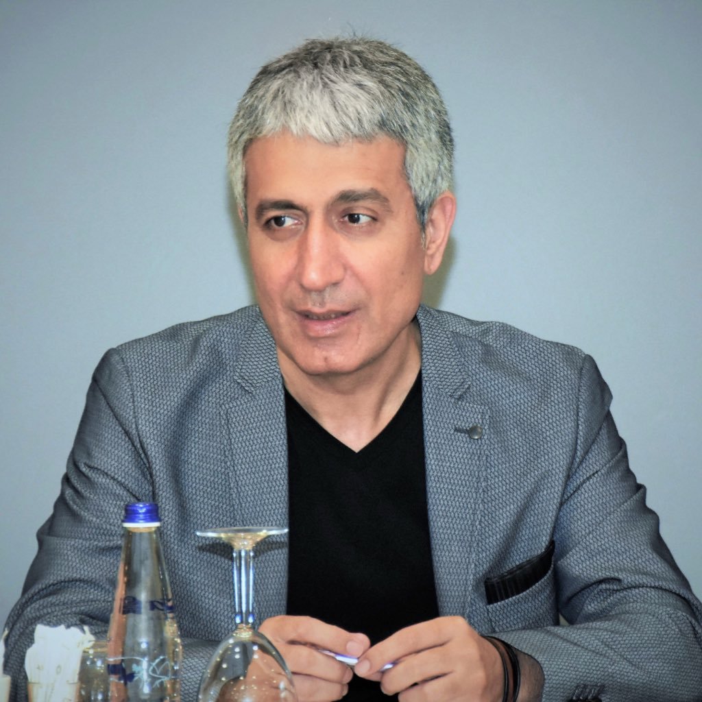 Mülkiye'de Uluslararası İlişkiler. Marmara Ünv'de Reklamcılık. Fotoğrafçı. Reklamcı. Üyelikler: İTO, İKV, MÜSİAD eski YK...