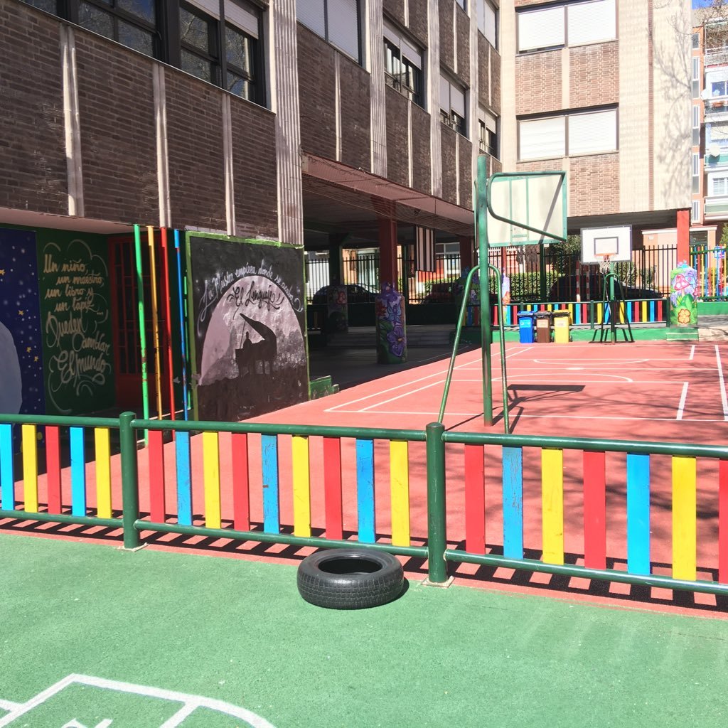 Colegio Bilingüe Luis Cernuda. Centro Preferente para alumnado con TEA. Fomentamos con ilusión la creatividad, el trabajo en equipo y la competencia emocional.