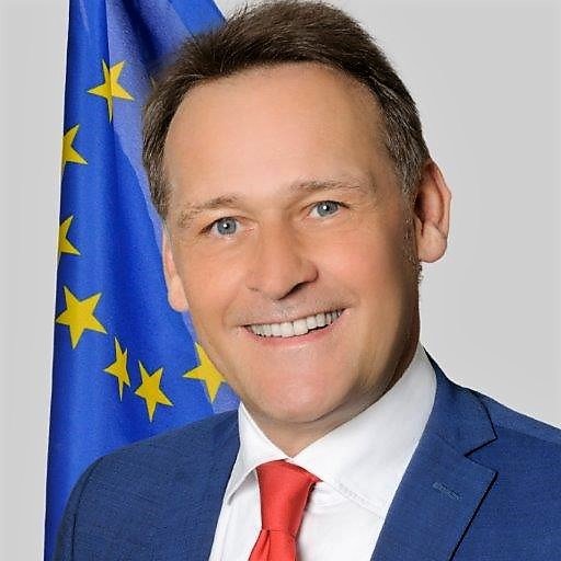 European Commission, Central Europe, Former Head of Representation of EU in Austria,State aid lawyer,https://t.co/WnziUS4Mw7 law University, author. Tweets≠EU