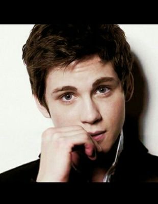 Mmm me gusta R5 logan lerman los libros