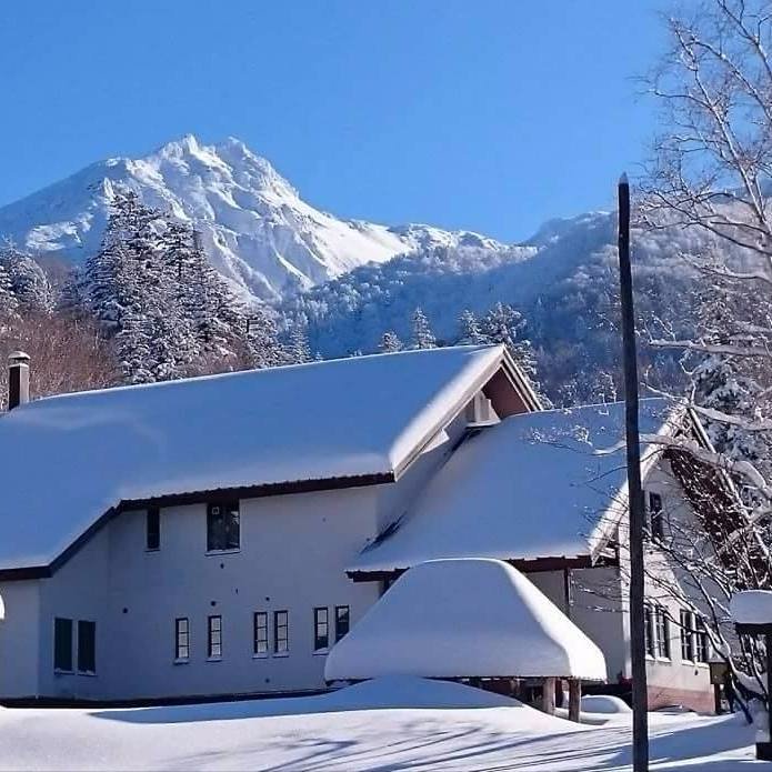 北海道上川町にある宿泊施設です。大雪山の登山口標高約１，０００ｍに位置しており、電力はすべて水力で賄われているエコフレンドリーなロッジです。
2024年度営業期間：5月25日～10月6日（予定）
日帰り入浴：期間中毎日10:00~19:00（最終受付18:30）
予約・お問い合わせはウェブサイトから。↓