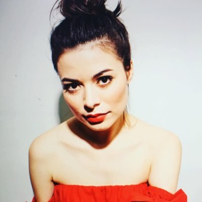 I'm blogger,fashion designer)) Miranda Cosgrove followed me 18.07.2012) I luv ya guys)))