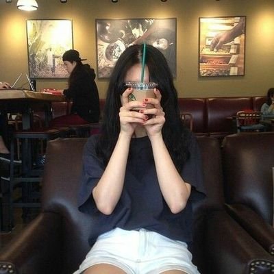 Nadiasmeme's profile picture. Quiero salir de Joda, tomar alcohol hasta tener nauceas, que la música me rompan los oídos y al día siguiente que me taladre la cabeza 🌚 oooh zi