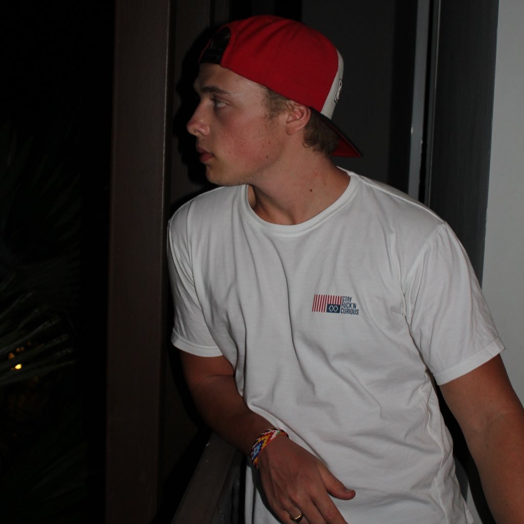 Felixbrattlof's profile picture. kaj, du simmar ur bild