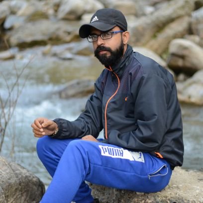 नामस्कअर दोस्तो, मैं एक साधारण सा अनुशाषित व्यक्ति हु। हार मानने वालों में से बिल्कुल भी नहीं हु मैं। सभी साथियों को साथ ले कर चलने वाला व्यक्ति हु।