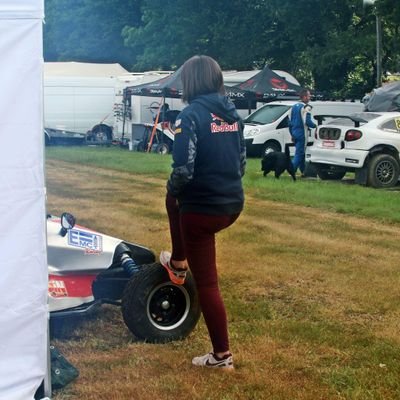 Minibullette79's profile picture. Je suis capable de dire que j'aime la F1 et les alpagas en une seule fois, le tout, en étant sérieuse.
(Consultante Data à mes heures perdues)
