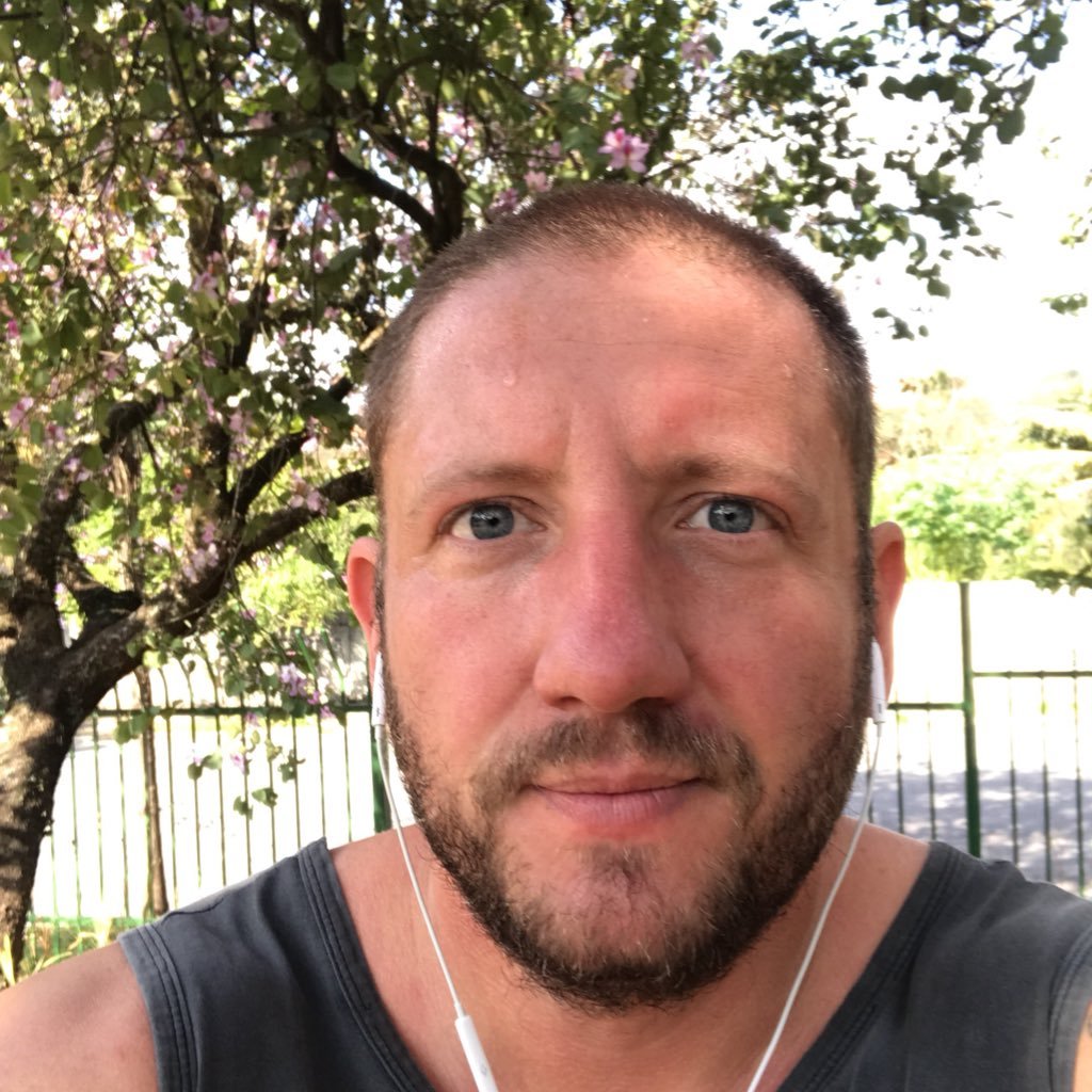 Professor de Educação Física, pós em fisiologia exercício, personal trainer, consultoria online.