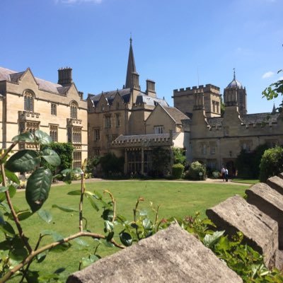 Student-run twitter answering all your questions about university, and here to give you a taste of life at Pembroke College! #ApplyingToOxford