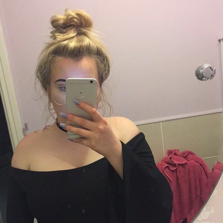 elizabethali_9's profile picture. 