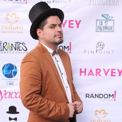 cesarumv's profile picture. Actor, cabaretero y “chistosito”. Aquí se imaginan y hacen cosas chingonas (quesque) sino es lo suyo, vaya a molestar a alguien más.