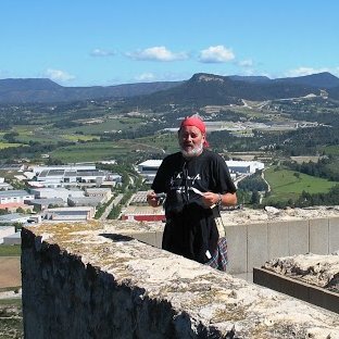 Ser feliç és una opció i jo l'he triat.
Sóc pintor, dibuixant a la ploma, moixiganguer -casteller-, muntanyenc  i gaudeixo de la vida amb tot el que té de bo.