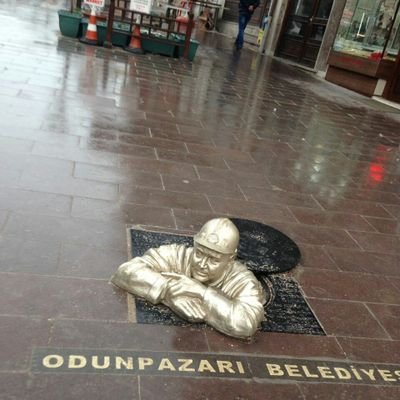 Aşk ile yürüyen dünyayı sırtında taşır. Aşksız yürüyen beden diye ceset taşır