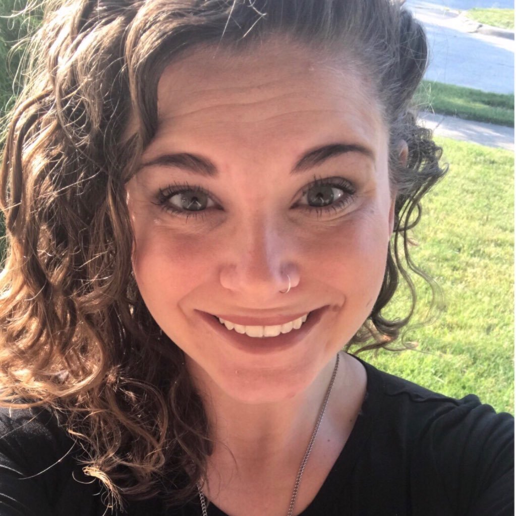 Hi, im Shelby. 23, Curly hair, hazel eyes, EMU, health admin, future 👩🏼⚕️. Younique presenter 💄Cali is where I want to be IG: Sleffert