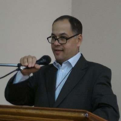 Abogado, UC (1995) Doctor en Ciencias Sociales, UC (2014) Prof. Titular, Decano de la Fac. de Ciencias Jurídicas y Políticas, UC