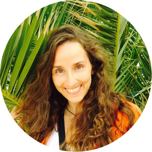 Orientadora Espiritual e Escritora. Autora do site Be Pure Inside e dos livros Cozinha com os Chakras e Cozinha 100% Vegetal e Saudável.