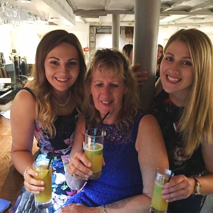 AnnQuare's profile picture. 💙💙💙💙